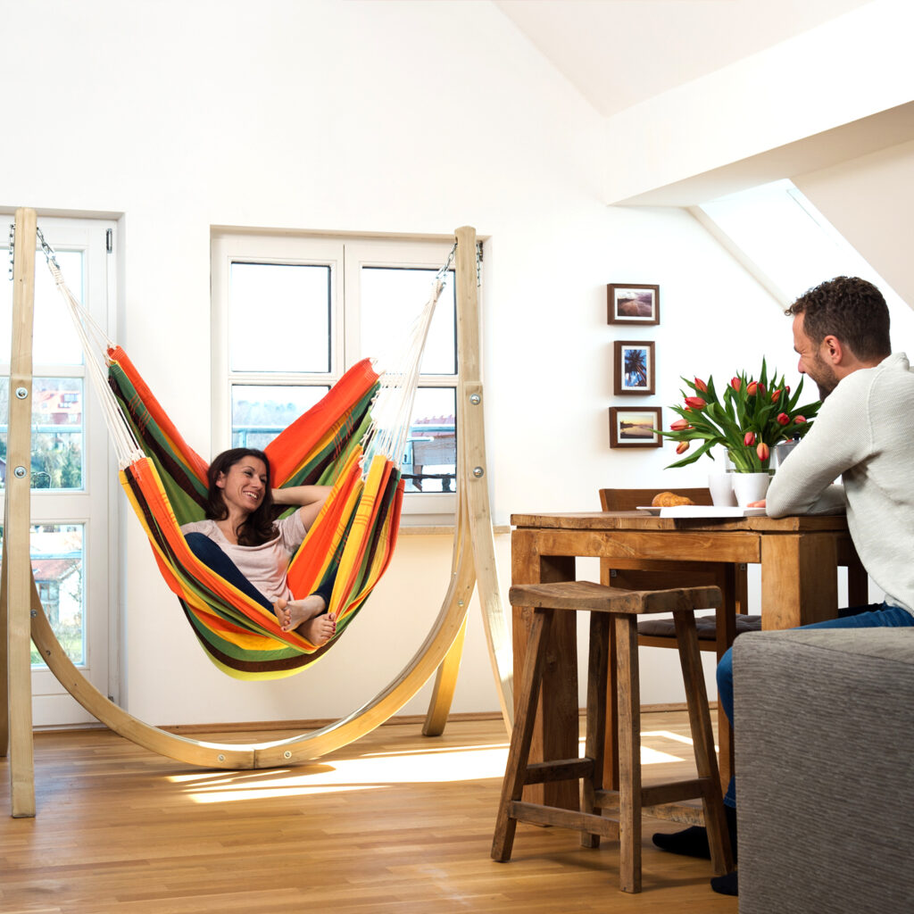 Ein Hängesessel im Wohnzimmer bringt jeden Raum zum Strahlen.