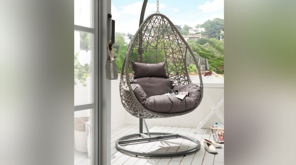 Zu sehen ist ein stylischer Hängesessel aus Polyrattan