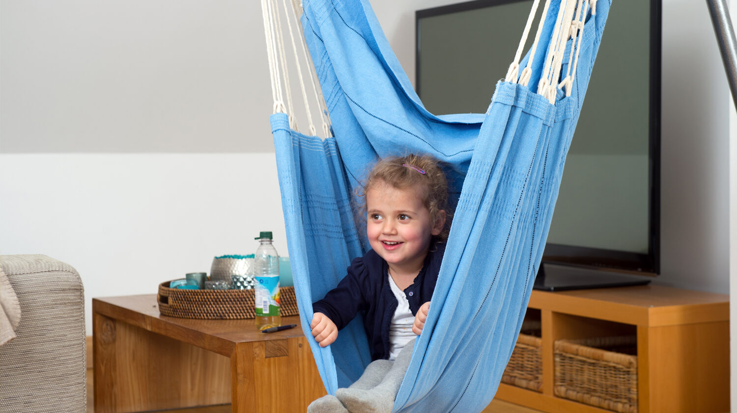 Im Wohnzimmer einen Hängesessel zu haben freut Kinder und Erwachsene